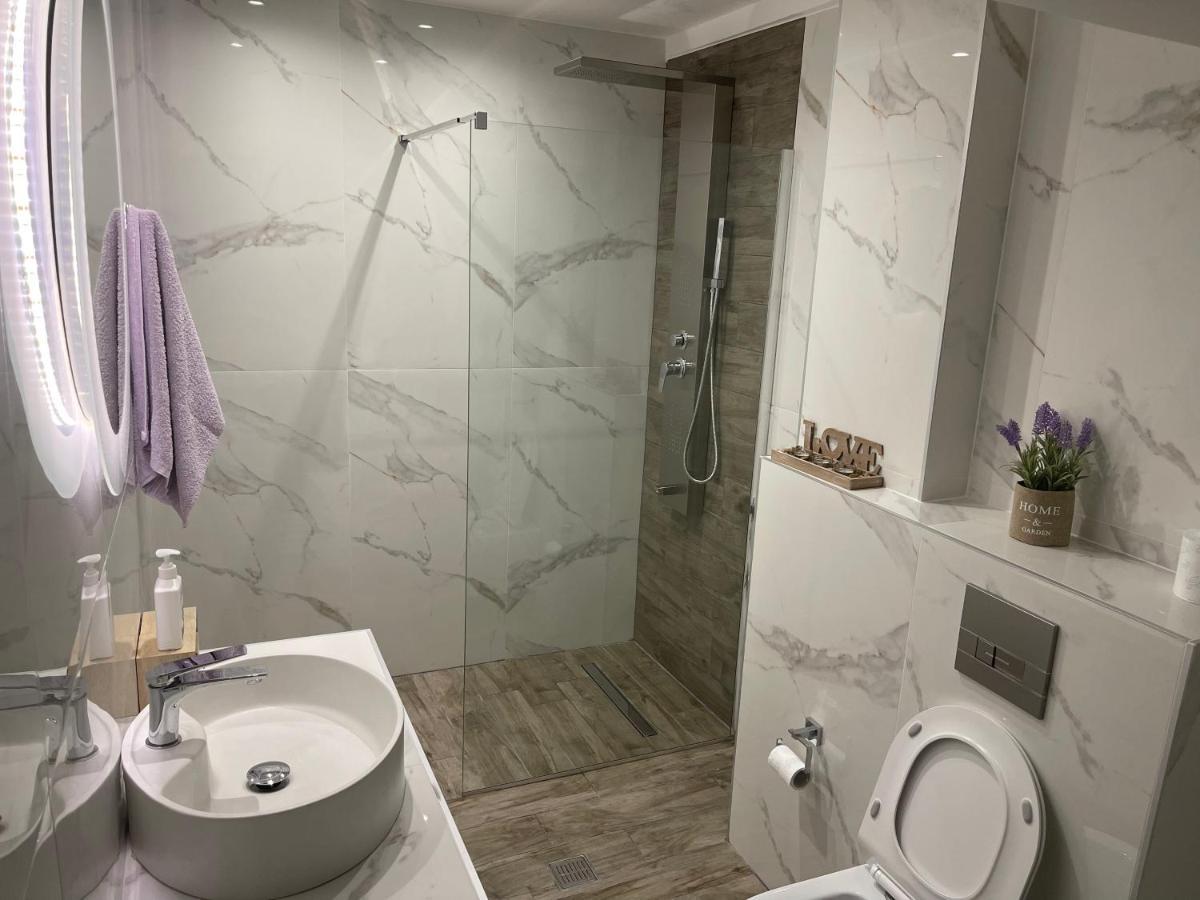 Lovely And Sunny Apartament 300M From Beach!! Peraía Eksteriør bilde