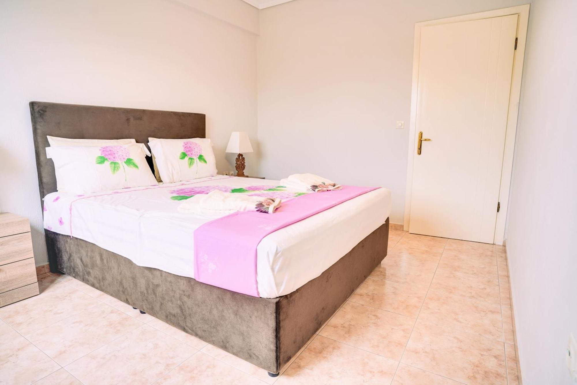 Lovely And Sunny Apartament 300M From Beach!! Peraía Eksteriør bilde