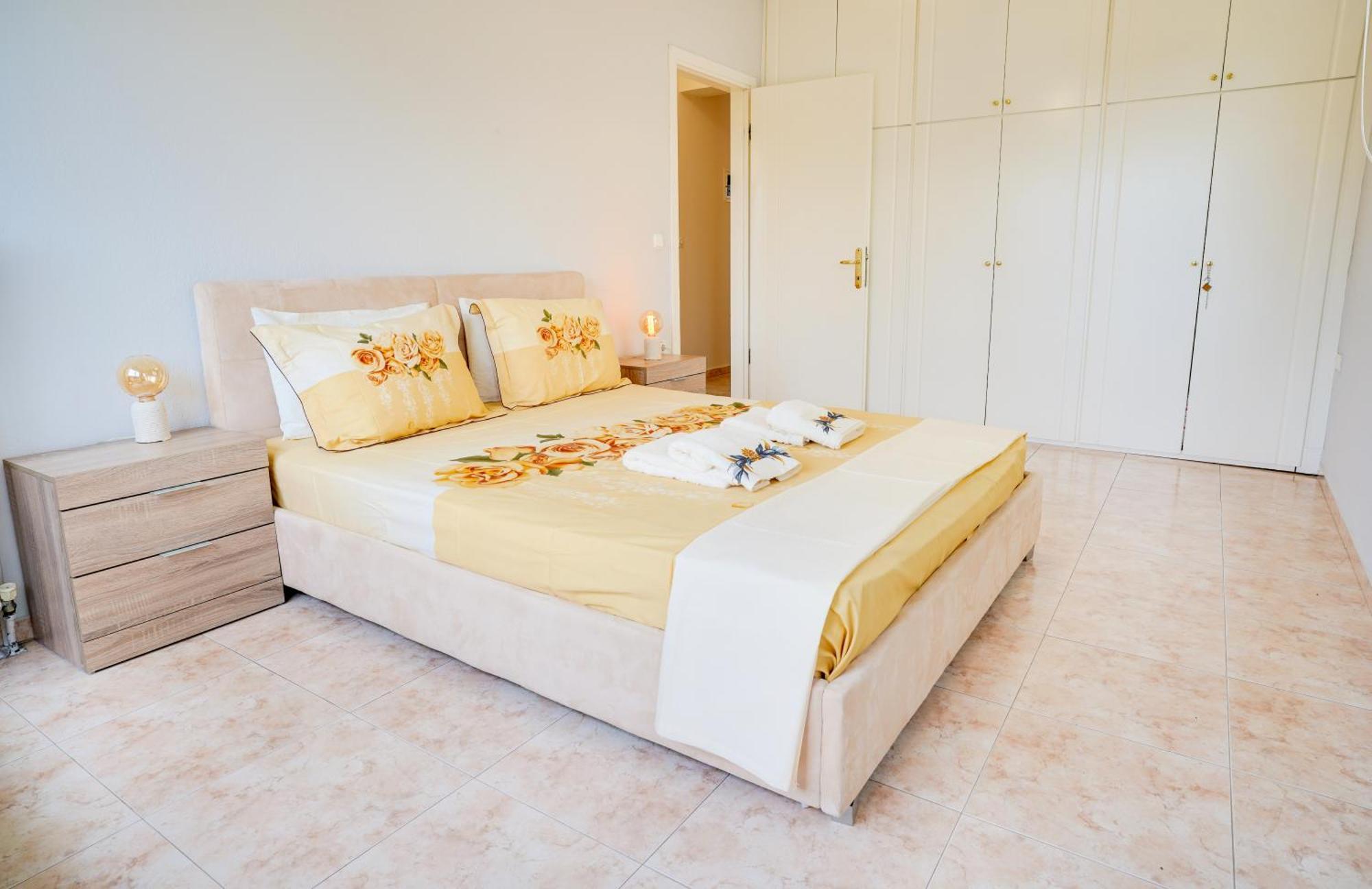 Lovely And Sunny Apartament 300M From Beach!! Peraía Eksteriør bilde