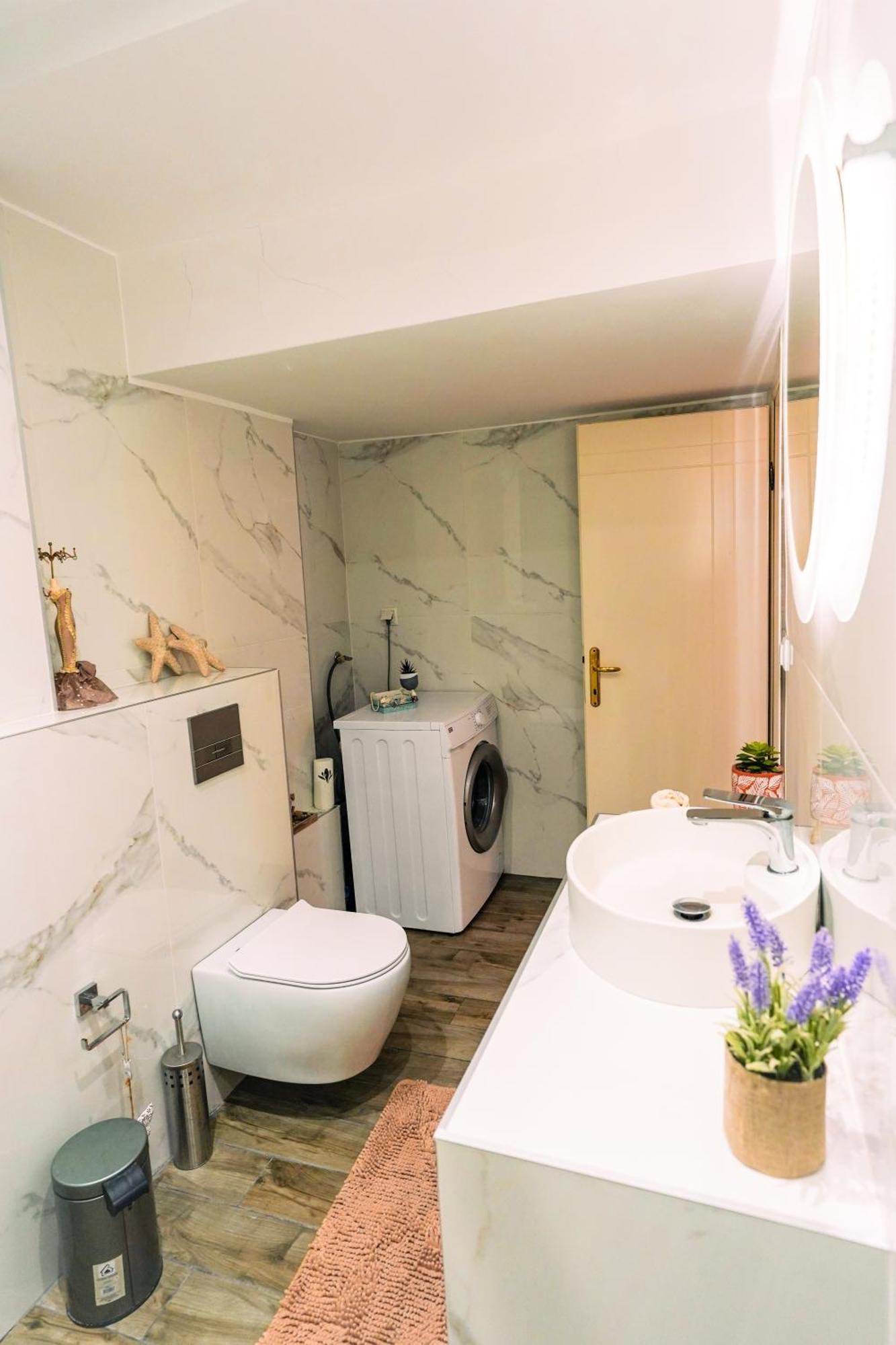 Lovely And Sunny Apartament 300M From Beach!! Peraía Eksteriør bilde